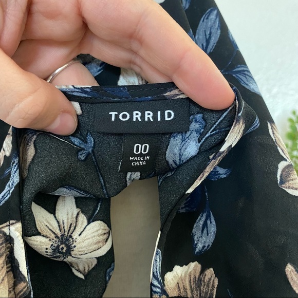 Torrid|00|Black Floral Pattern Short Sleeve V Neck Elastic Waist Blouse - Picture 4 of 9
